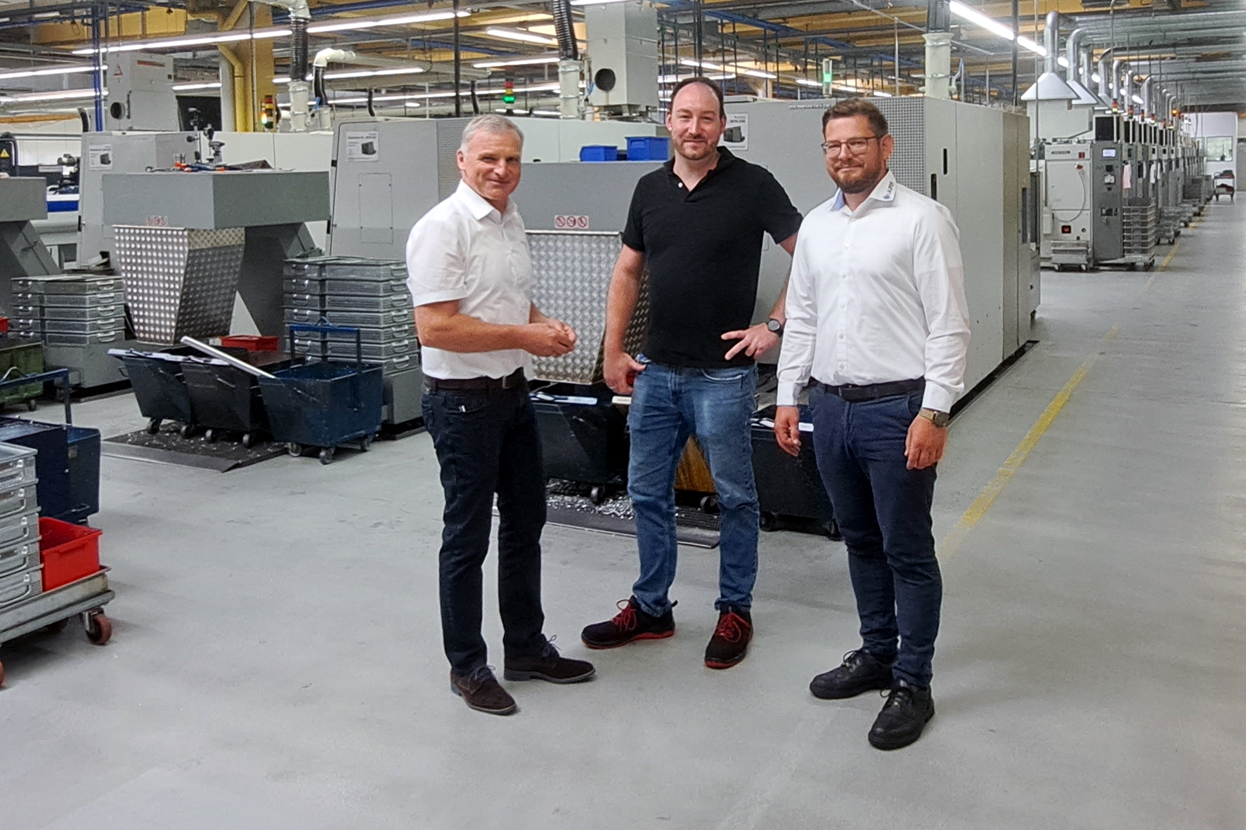 Von rechts: Anton Abermeth (Technischer Einkauf, LAUFER), Alexander Efinger (Teamleiter CNC Einspindler, LAUFER), Karl-Heinz Pfenning (Leitung Formwerkzeuge, Dieterle)